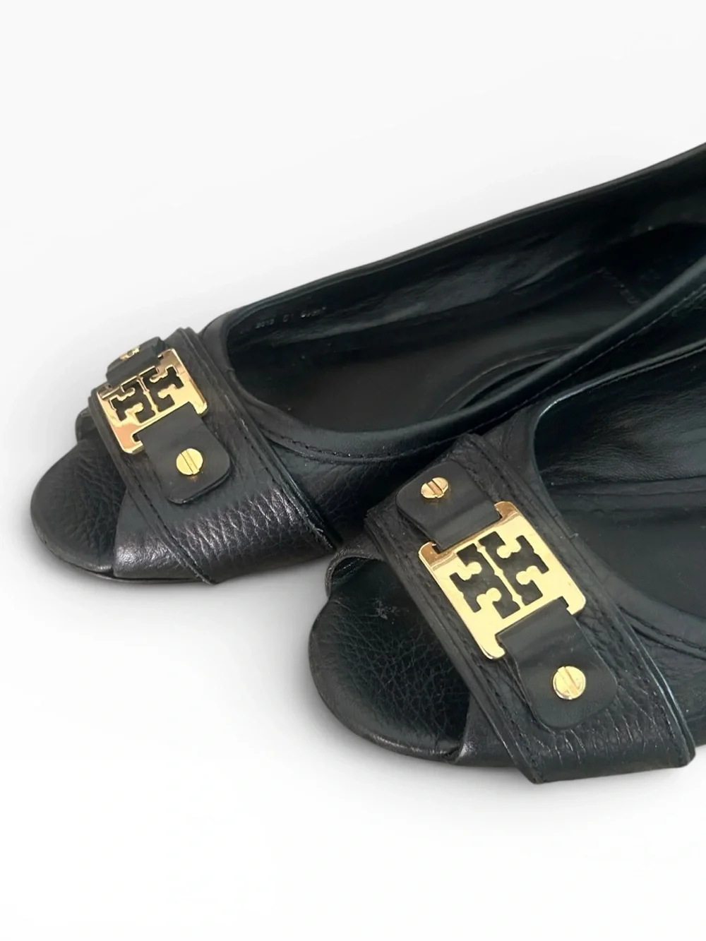Tory Burch Cline Black Leather Gold Logo Flat Open Peep Toe Buckle Slide Sz 8.5
